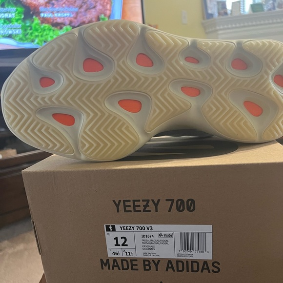 Yeezy 700 V3 - Picture 2 of 3